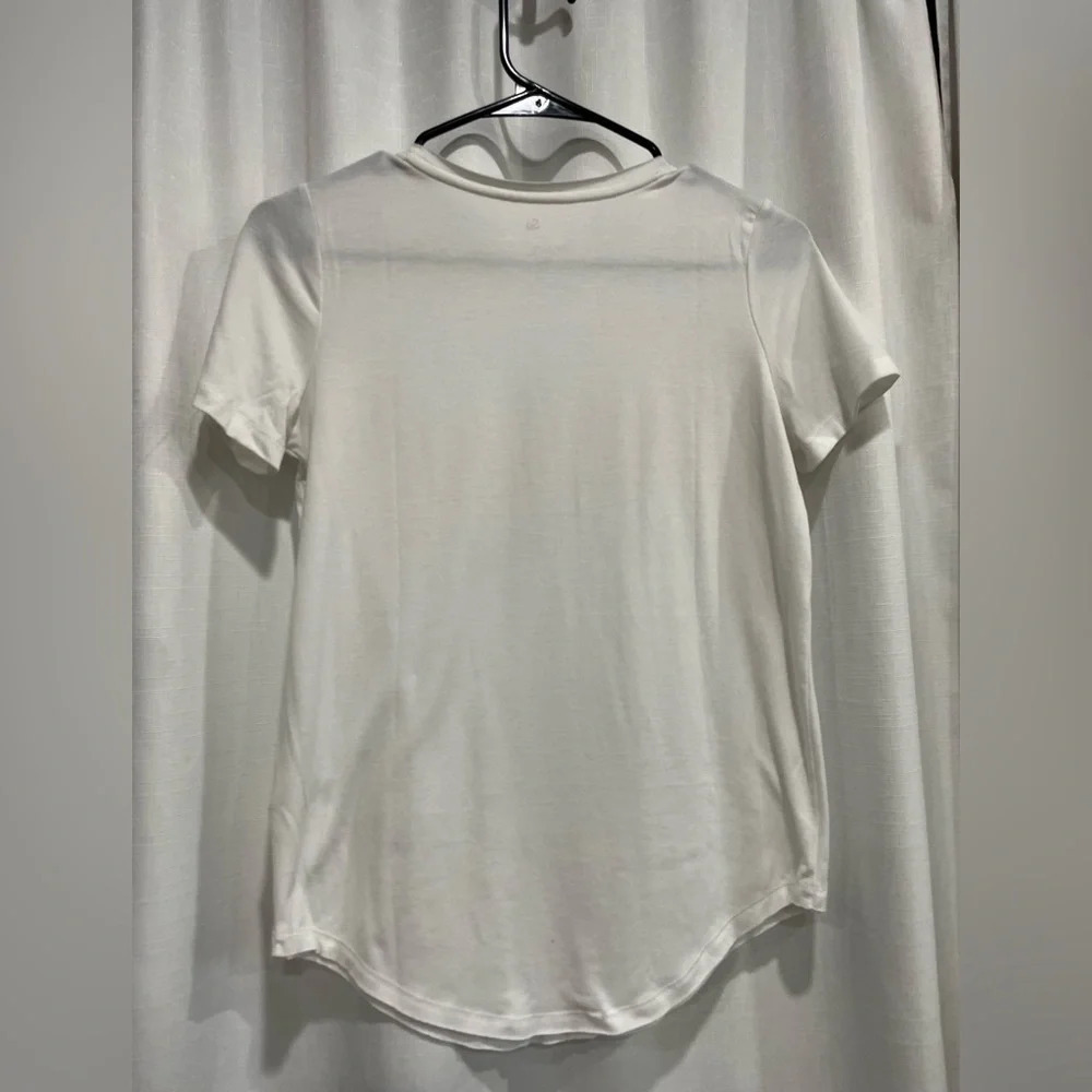 White SO Favorite Crew Tee T-Shirt Size XS with rounded bottom hem - Picture 4 of 4